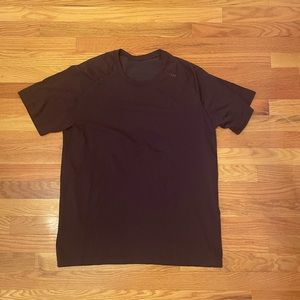 Men’s Lululemon short sleeve- XL
